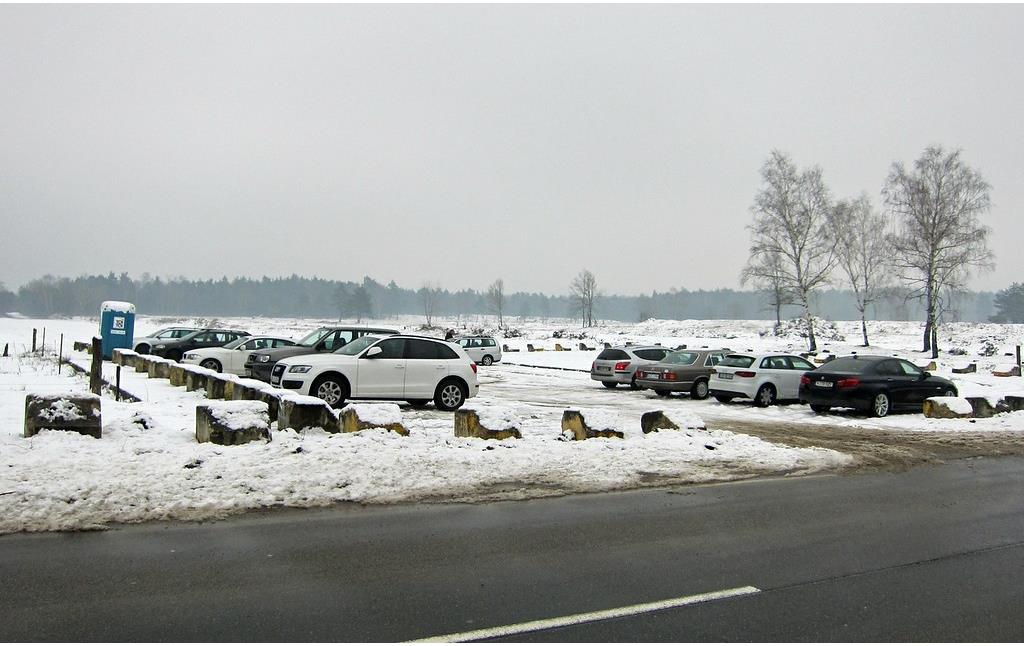 Im Winter 2014/15 ist der frühere Eingangsbereich der ehemaligen Kasernenanlage Camp Major Legrand zu einem Parkplatz für Besucher der Wahner Heide umgestaltet (2015)