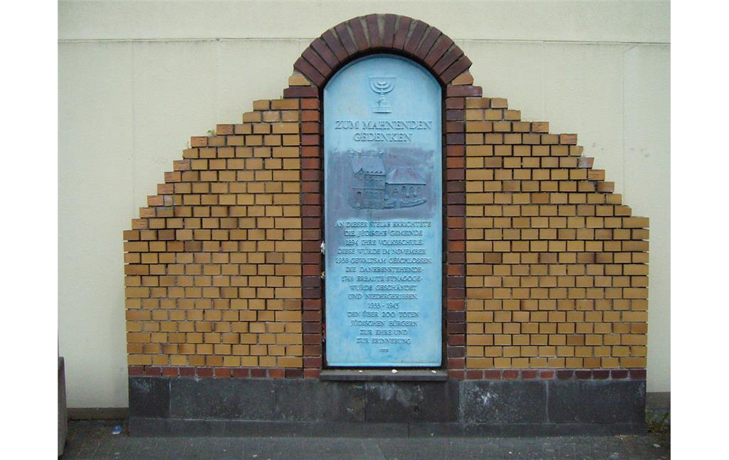 Die im Jahr 1960 errichtete Gedenktafel zur Erinnerung an die Neuwieder Synagoge in der damaligen Engerser Straße (2007).