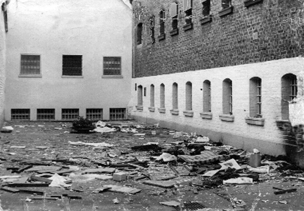 Aufnahme von einem Innenhof der Justizvollzugsanstalt Bonn nach einer Gefangenenmeuterei 1974.