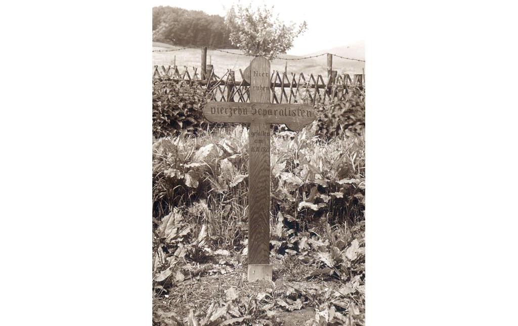 Grabkreuz der 14 Separatisten auf dem Friedhof Aegidienberg (ca. 1927)