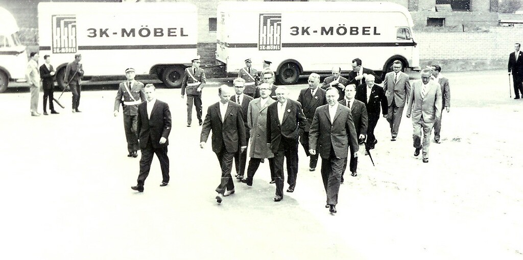 Historische Aufnahme aus den 1950/60er-Jahren: Lastwagen der 3K-Möbelwerke des Unternehmers Karl Kübel (1909-2006), dieser vorne rechts im Bild.