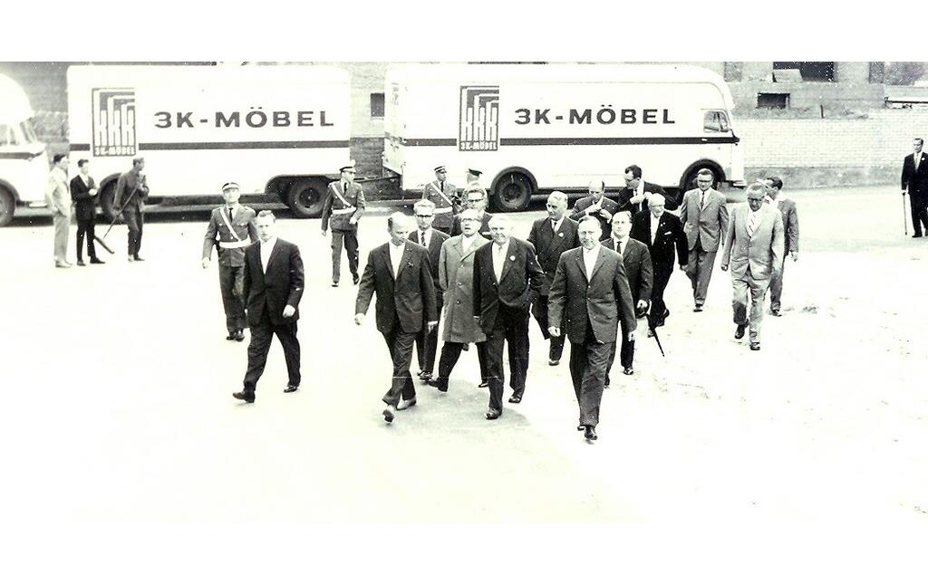 Historische Aufnahme aus den 1950/60er-Jahren: Lastwagen der 3K-Möbelwerke des Unternehmers Karl Kübel (1909-2006), dieser vorne rechts im Bild.