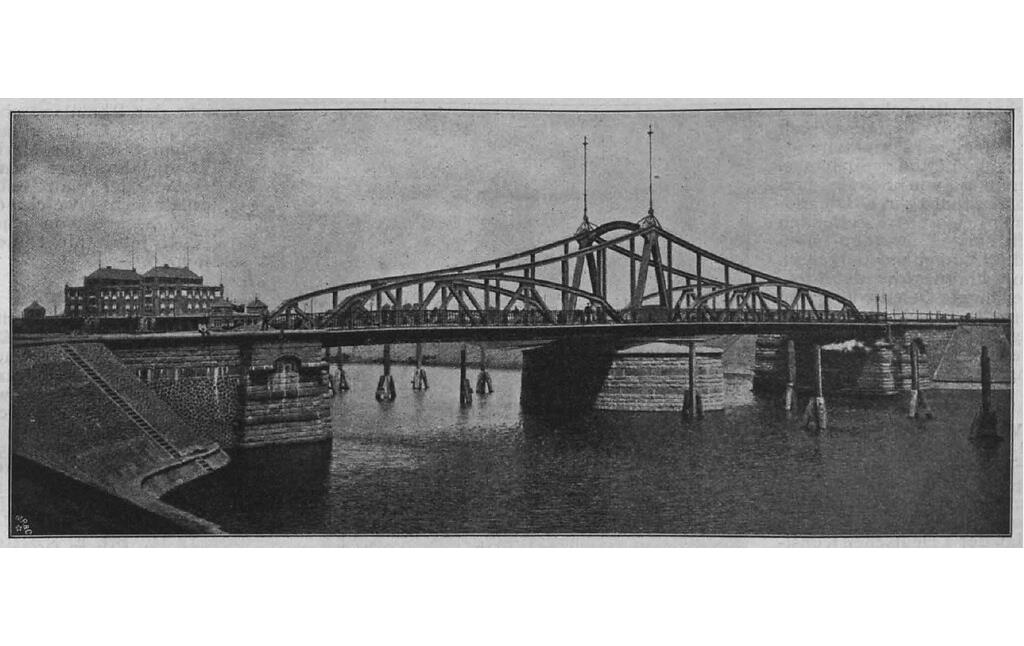 Historische Aufnahme der 1905 erbauten Jugendstil-Drehbrücke im Rheinhafen Krefeld aus der Deutschen Bauzeitung (1906).