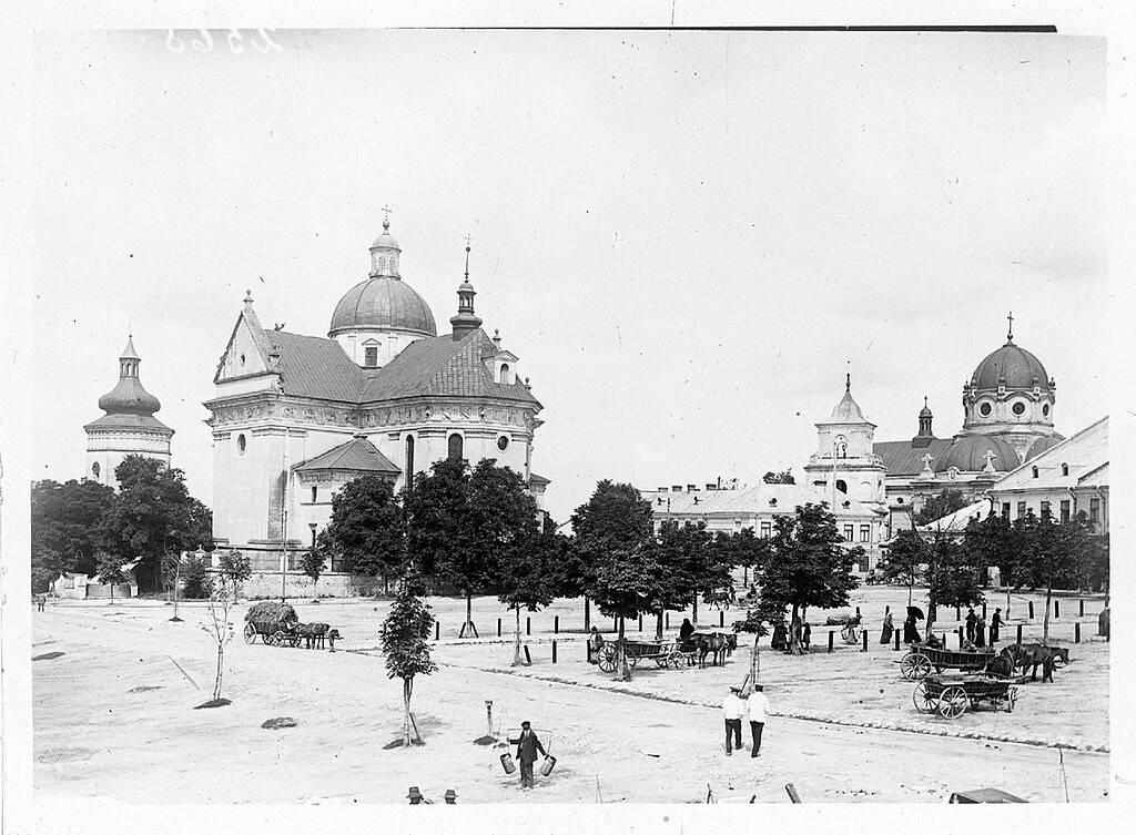 Vicheva Square in Zhovkva with St. Lawrence Church (left) and the Monastery of the Basilian Order (right; 1905-1910))