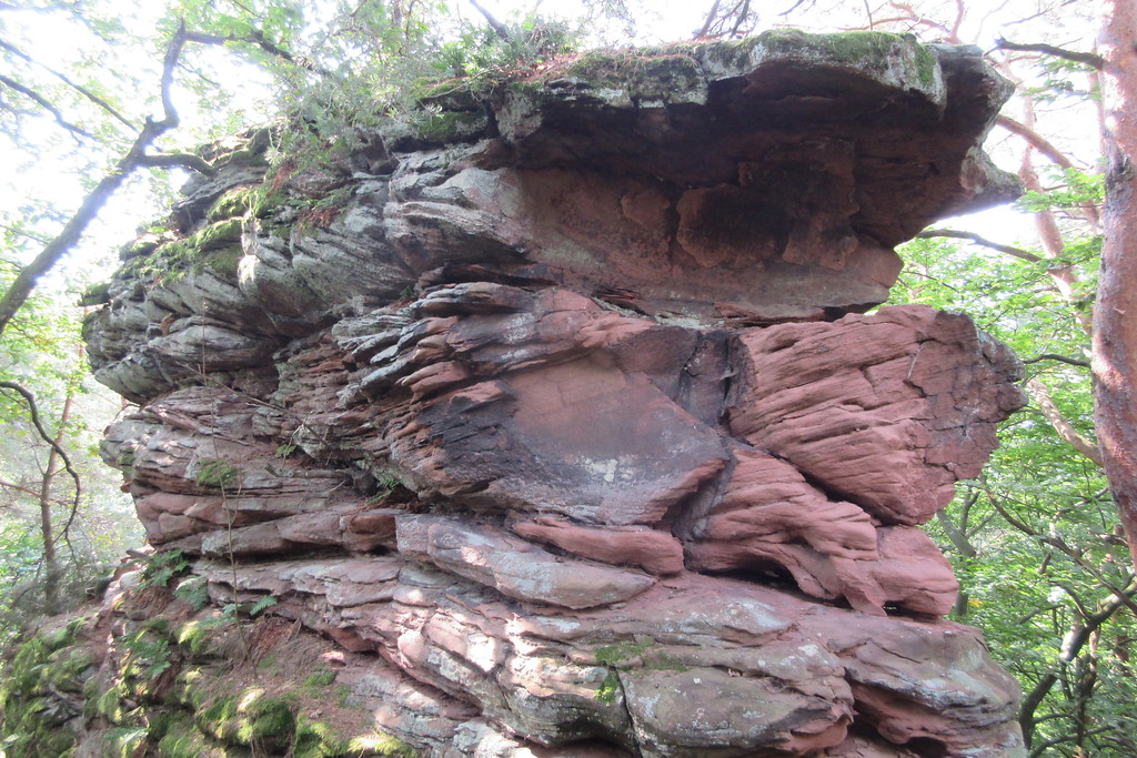 Fluviatile Schrägschichtung einer Felsformation an den sogenannten Isselmannsteinen bei Gossersweiler-Stein im Pfälzerwald (2017).