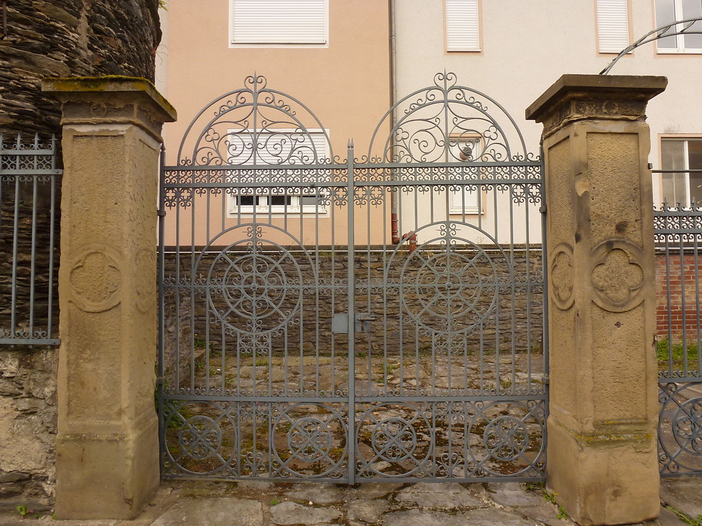 Von der Leyenscher Hof in Oberwesel (2016): Das schmiedeeiserne Tor aus dem 19. Jahrhundert ist der ehemalige Zugang zum Anwesen.