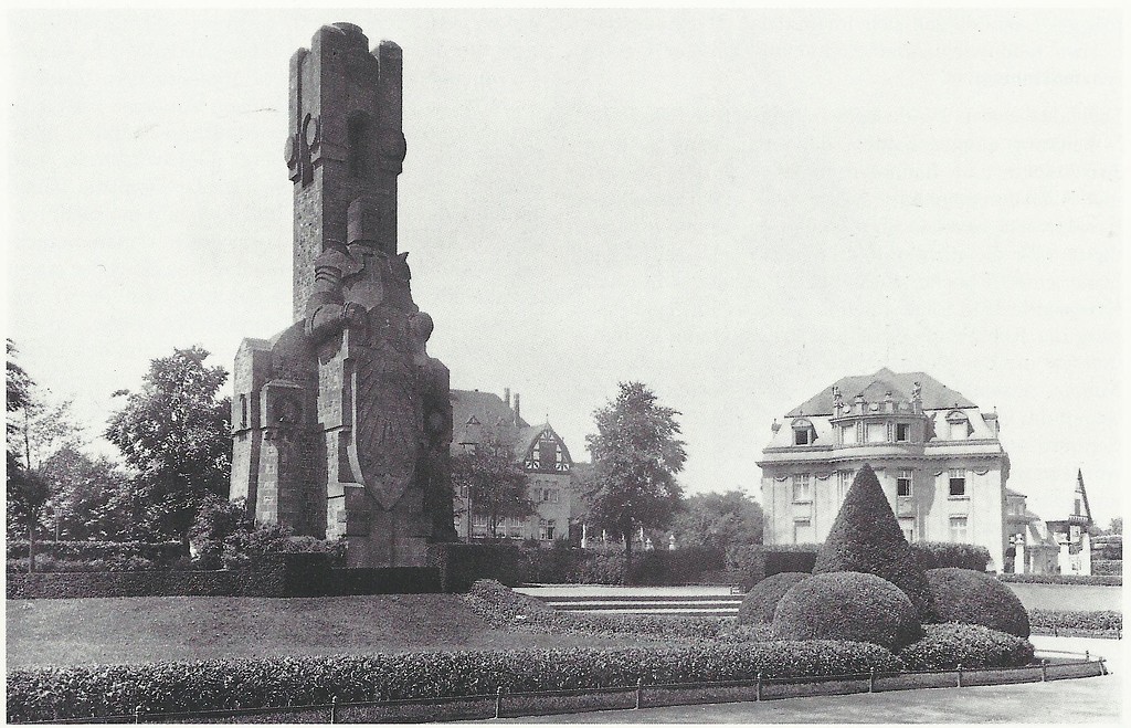 Der Bismarckturm und die Villen Bayenthalgürtel 4 (rechts) und 6 (links) in Köln-Marienburg um 1909.