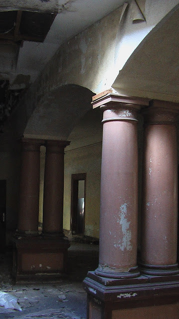 Säulen in einem Innenraum des Klosters Marienberg in Boppard (2009)