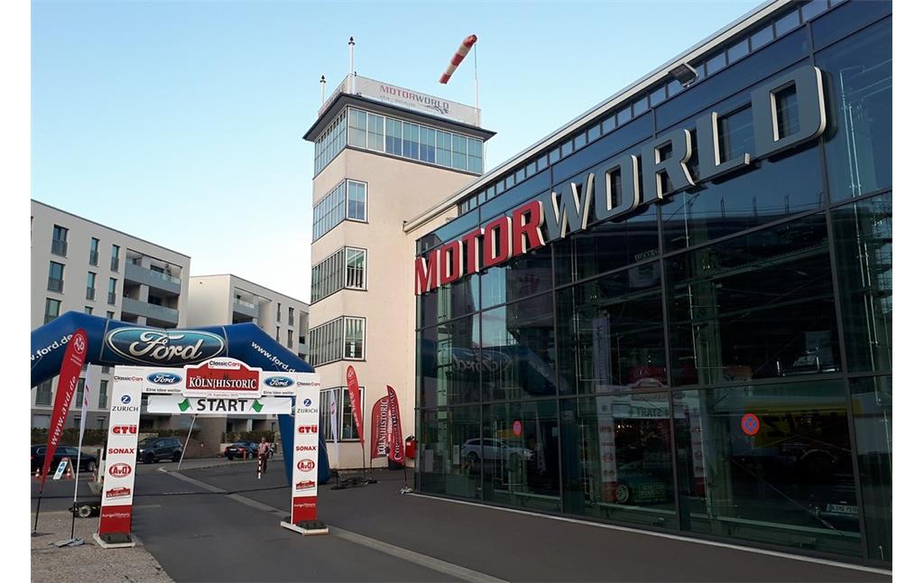 Die Flugzeughalle I und der Tower des ehemaligen Flughafens Butzweilerhof in Köln-Ossendorf, heute genutzt als Teil der "Motorworld Köln" (2019).