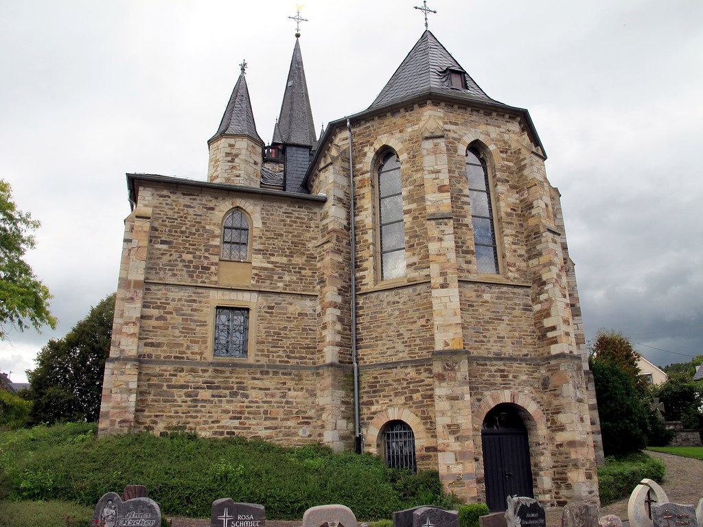 Pfarrkirche St. Antonius Oberlahr, Ost-Blick auf die Sakristei, das Hauptschiff sowie auf den Eingang der "Unterkirche" (Krypta) (2014).