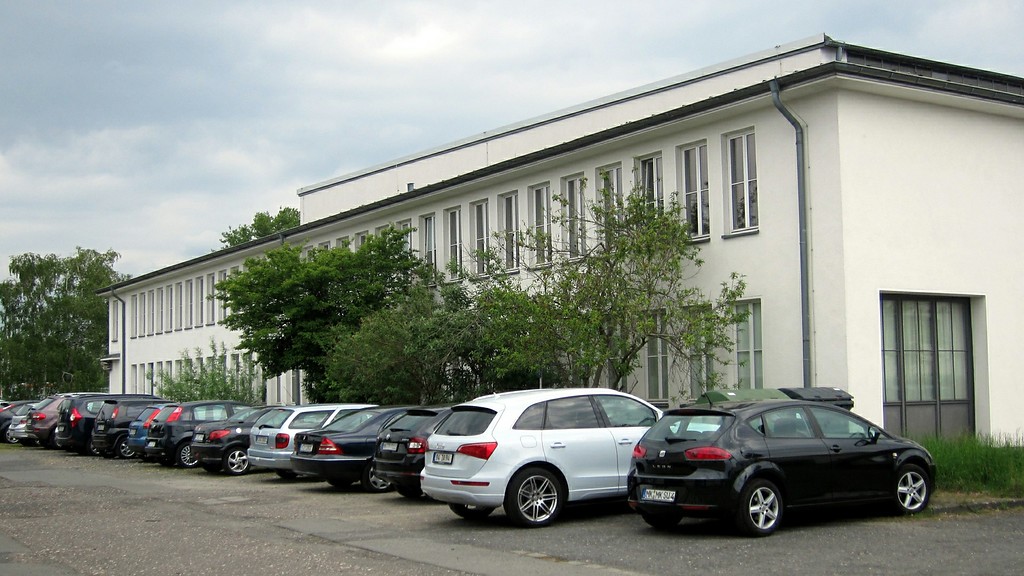Die von Werkstatt- und Bürotrakten umgebene Flugzeughalle II des Flughafens Butzweilerhof in Köln-Ossendorf (2015).