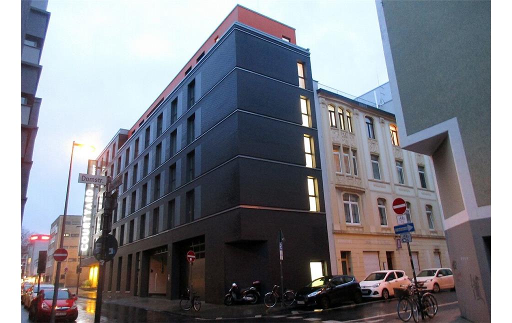 Das Hotel "Marriott Courtyard" am 2012 abgerissenen Firmensitz von "Afri Cola", Blick von der Dagobertstraße in Richtung der Turiner Straße in Köln-Altstadt-Nord (2021).