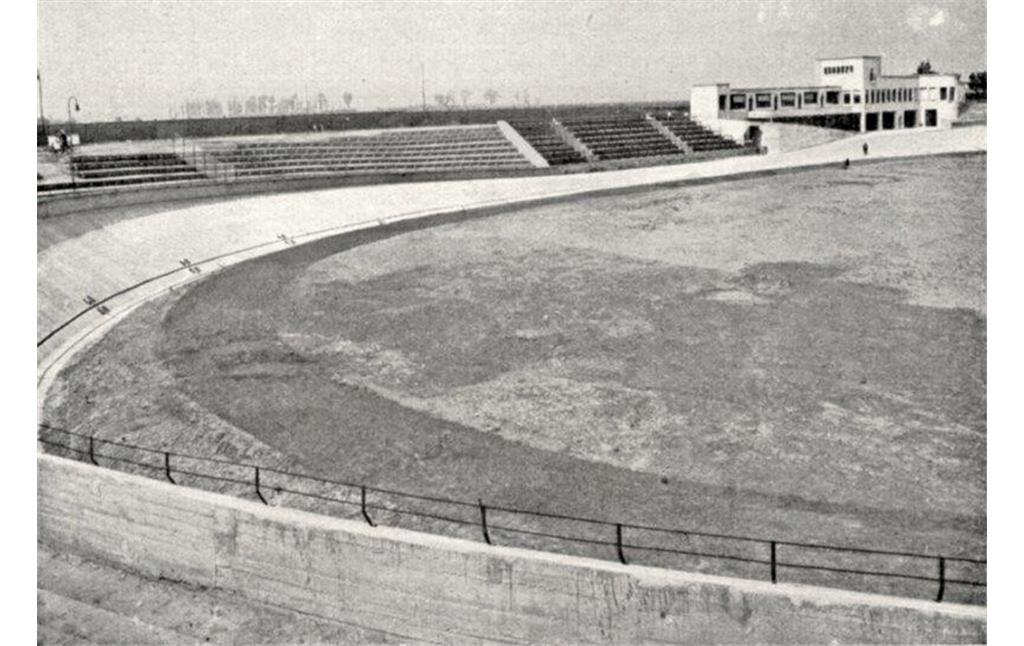 Historische Aufnahme: Blick auf die Radrennbahn im Schmidt-Schneiders-Stadion, dem späteren Poststadion Bonn (1927).