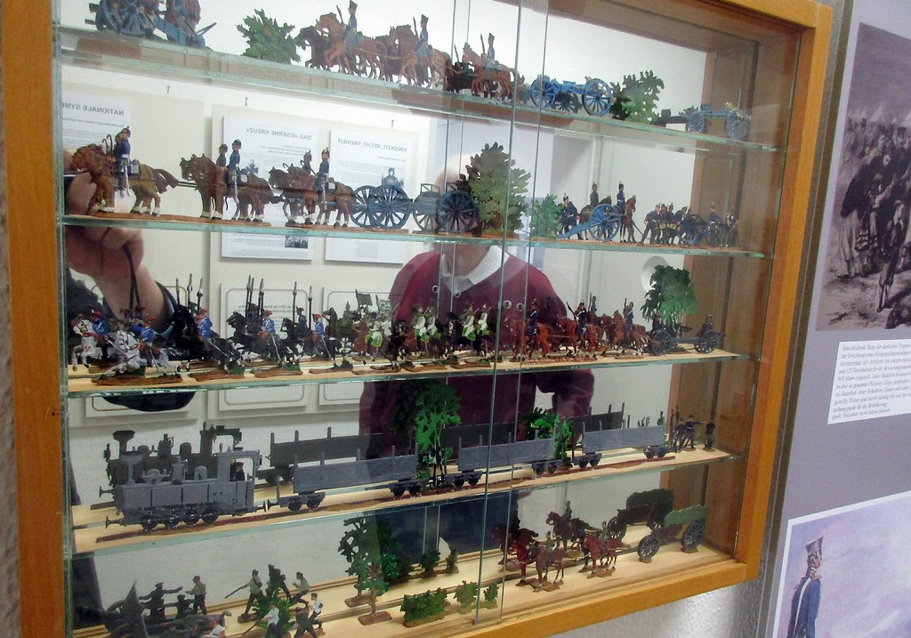 Miniaturen mit militärischen Motiven in einem Schaukasten in der Militärgeschichtlichen Sammlung Luftwaffenkaserne Wahn in Köln-Wahnheide (2019).