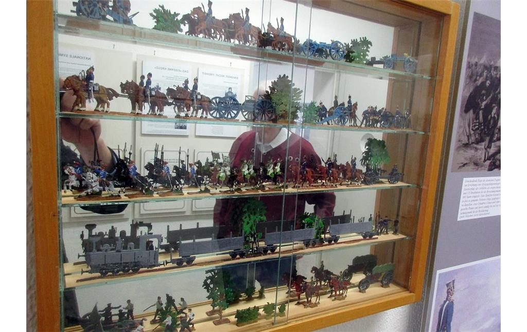 Miniaturen mit militärischen Motiven in einem Schaukasten in der Militärgeschichtlichen Sammlung Luftwaffenkaserne Wahn in Köln-Wahnheide (2019).