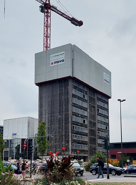 Abrissarbeiten am LVR-Hochhaus am Ottoplatz in Köln-Deutz, Ansicht vom Auenweg aus (August 2022).