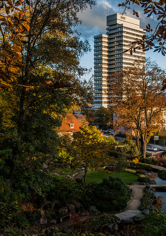 Blick auf das Kaiserslauterer Rathaus vom Japanischen Garten aus (2014)