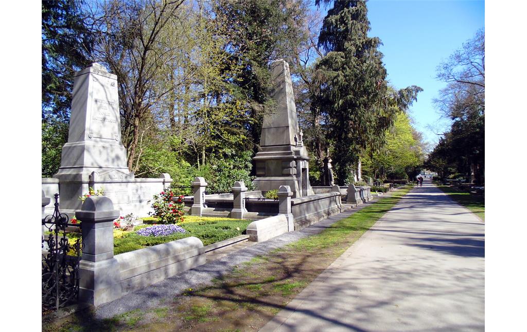 Grabstätte von Adele Rautenstrauch auf der sogenannten "Millionenalle" des Kölner Friedhofs Melaten, daneben rechts die Grabstätte der Bankiersfamilie Deichmann (2020).