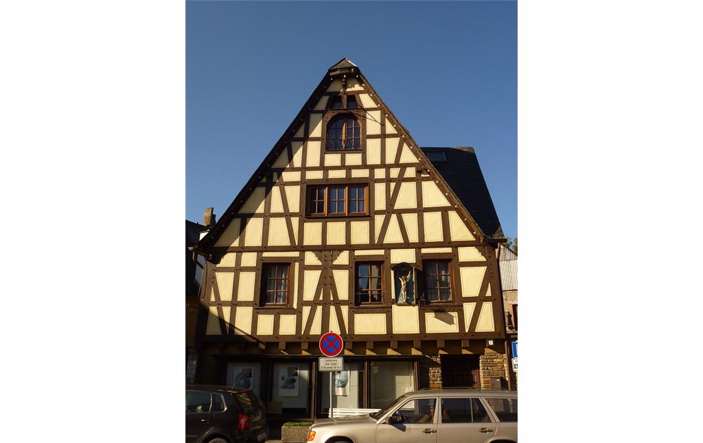 Das Fachwerkhaus in der Chablisstraße 5 in Oberwesel (2016). Der zweigeschossige, giebelständige Bau kann auf die erste Hälfte des 17. Jahrhunderts datiert werden, wie an der Jahreszahl 1626 im Giebel oberhalb der ehemaligen Ladeluke zu erkennen ist.