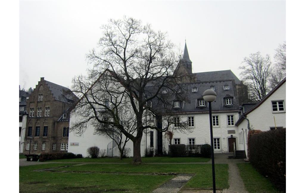 Zisterzienserabtei Altenberg, links das ehemalige Pfarrhaus (2012)