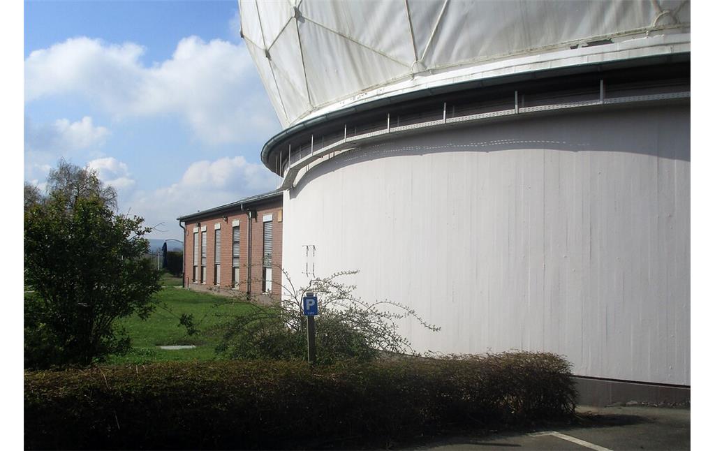 Nahaufnahme der Radarkuppel mit einem angrenzenden Betriebsgebäude in der Mercator-Kaserne bei Euskirchen (2021).