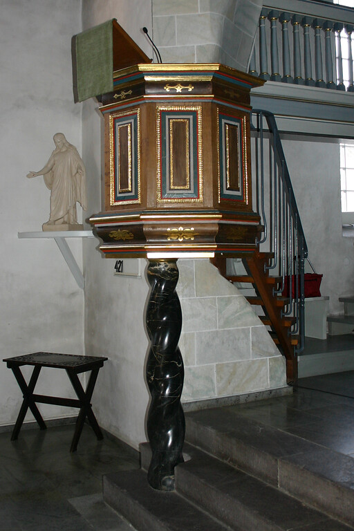 Kanzel mit gedrehter Marmorsäule in der evangelischen Kirche in Runkel (2009)
