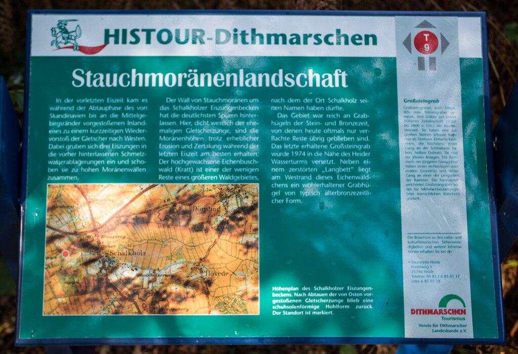 Fotoaufnahme Langbett / Großsteingrab Schalkholz LA 58, Informationstafel am Kratt, Herbst 2019