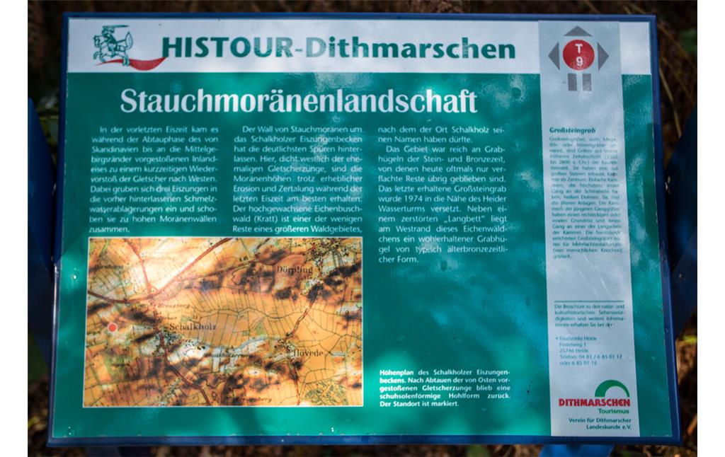Fotoaufnahme Langbett / Großsteingrab Schalkholz LA 58, Informationstafel am Kratt, Herbst 2019