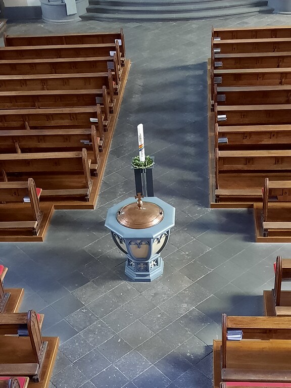 Das Taufbecken in der Pfarrkirche Sankt Johannes der Täufer in Treis (2022)