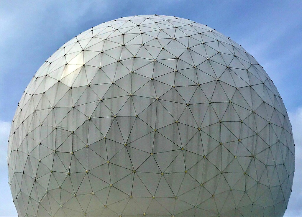 Blick auf die äußere Struktur der 47,5 Meter Durchmesser umfassenden Radarkuppel "Radom" (englisch "Radar Dome") des Fraunhofer-Instituts bei Wachtberg-Berkum (2020).