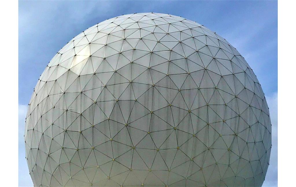 Blick auf die äußere Struktur der 47,5 Meter Durchmesser umfassenden Radarkuppel "Radom" (englisch "Radar Dome") des Fraunhofer-Instituts bei Wachtberg-Berkum (2020).