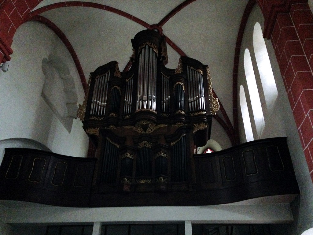 Orgel und Orgelempore in der Katholischen Pfarrkirche Maria Himmelfahrt an der Abtei Sayn (2014)