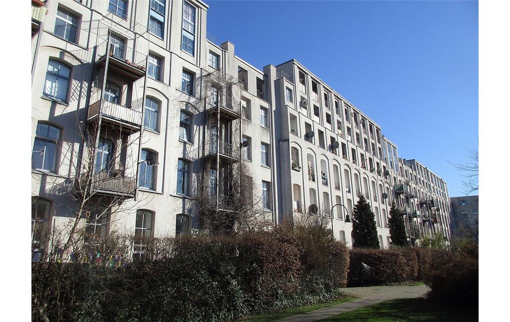 Auf dem früheren Gelände der Stollwerck-Fabrikanlagen zwischen 1987 und 1991 entstandene Wohnbebauung an der Karl-Korn-Straße in Altstadt-Süd (2019).