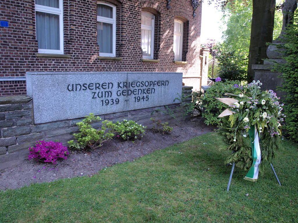 Kriegerdenkmal Keyenberg am Pfarrhaus (2010)
