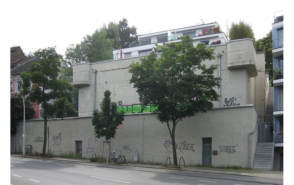 Der frühere Hochbunker in der Trierer Straße in Bonn-Poppelsdorf, der später als Studentenwohnheim genutzt wurde (2016).