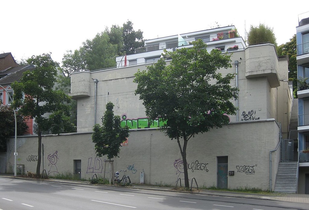 Der frühere Hochbunker in der Trierer Straße in Bonn-Poppelsdorf, der später als Studentenwohnheim genutzt wurde (2016).