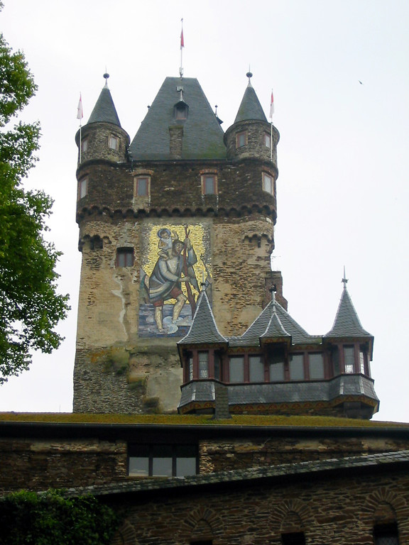 Reichsburg Cochem: Detailansicht des Achteckturms (Bergfried) mit dem Christophorus-Mosaik (2002).