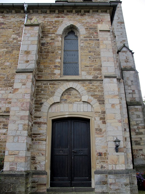 Pfarrkirche St. Antonius Oberlahr, Seiteneingang auf der Nordseite, links neben dem Haupteingang (2014).