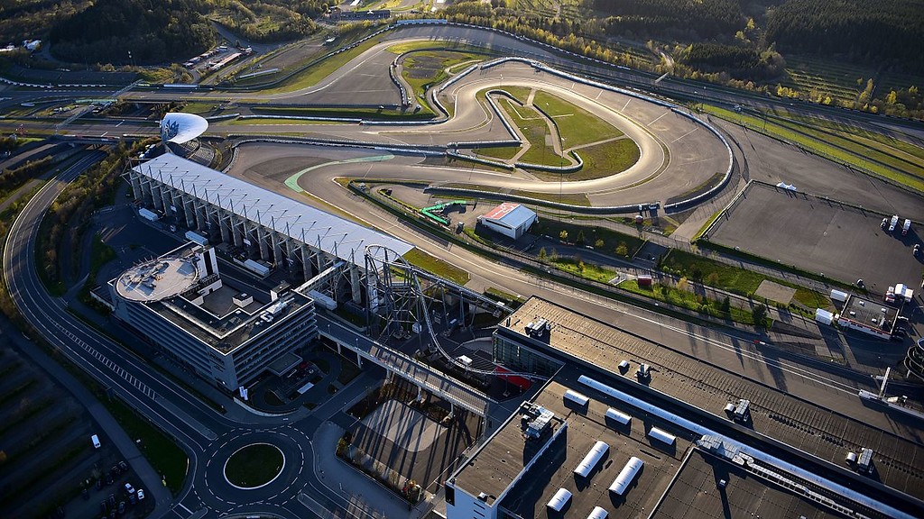 Luftaufnahme eines Teils der Grand-Prix-Strecke des Nürburgrings, mittig im Vordergrund die berüchtigte "ring°racer"-Achterbahn (2016)