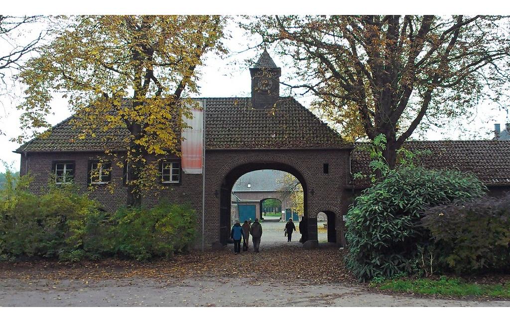 Blick durch das westliche Portal in den Innenhof von Gut Leidenhausen (2015).