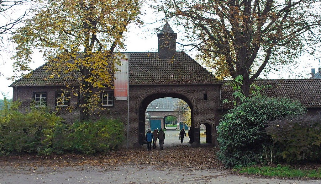 Blick durch das westliche Portal in den Innenhof von Gut Leidenhausen (2015).