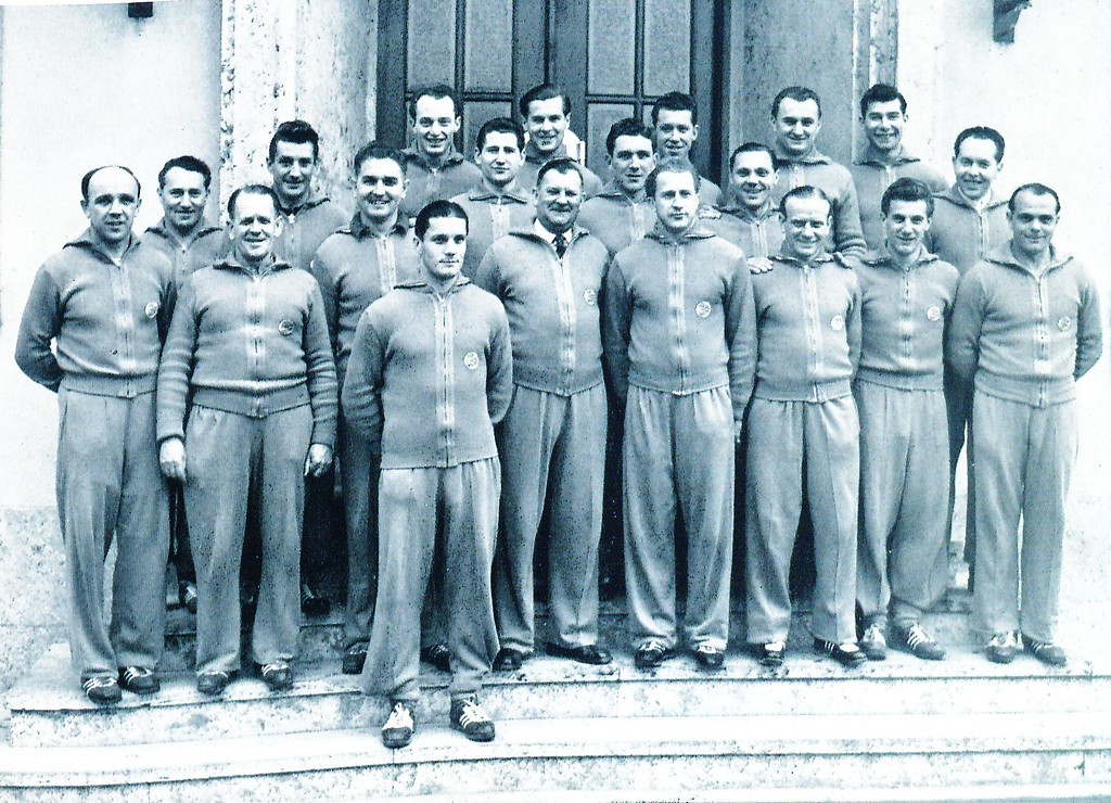 Aufnahme aus den 1950er Jahren mit einer Auswahl der deutschen Fußball-Nationalmannschaft mit ihrem Trainer Josef "Sepp" Herberger und Spielführer Fritz Walter (3. und 4. von links).
