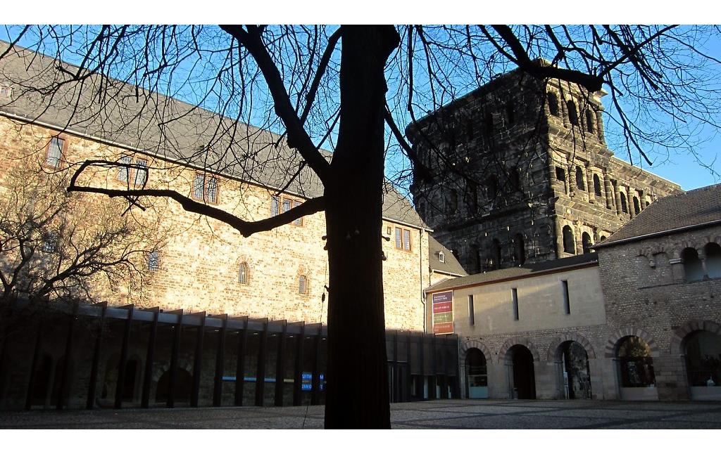 Simeonsstift (Kanonikerstift St. Simeon) in Trier, Ansicht des Nordflügels und der benachbarten Porta Nigra vom Innenhof aus (2014).