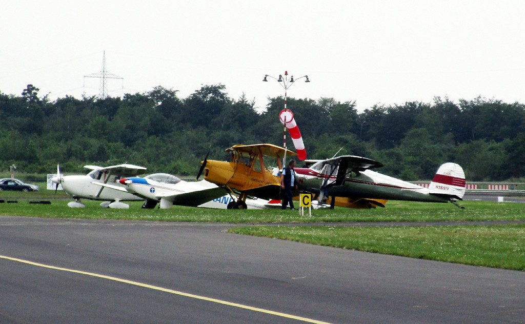 Propellerbetriebene Sportflugzeuge auf dem Rollfeld des Flugplatzes Koblenz-Winningen (2016).