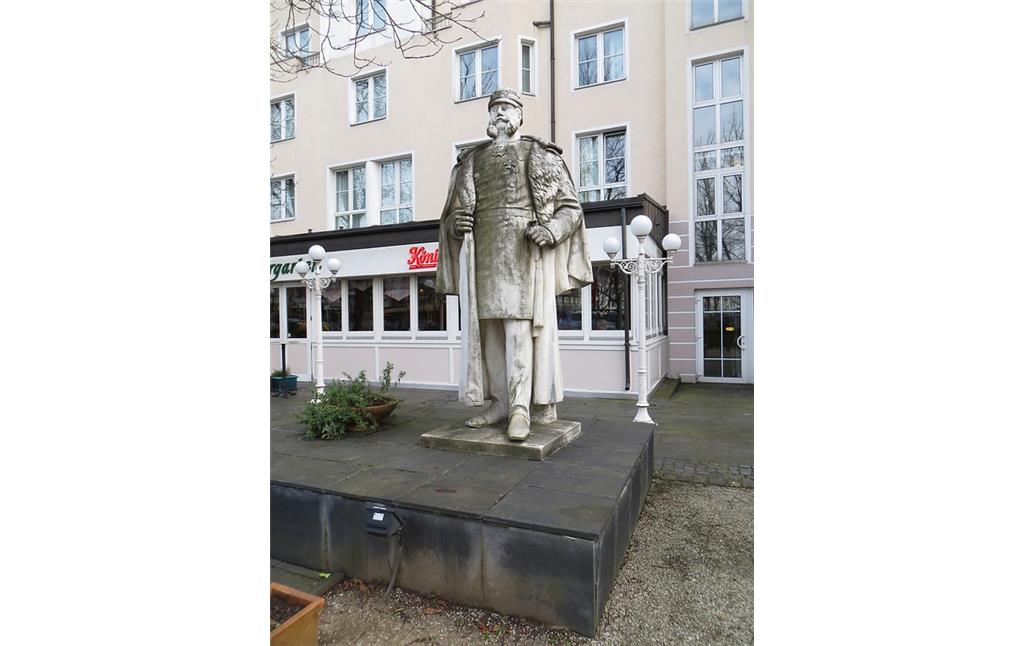 Restaurierte Statue von Kaiser Wilhelm I. vor dem Residence Hotel