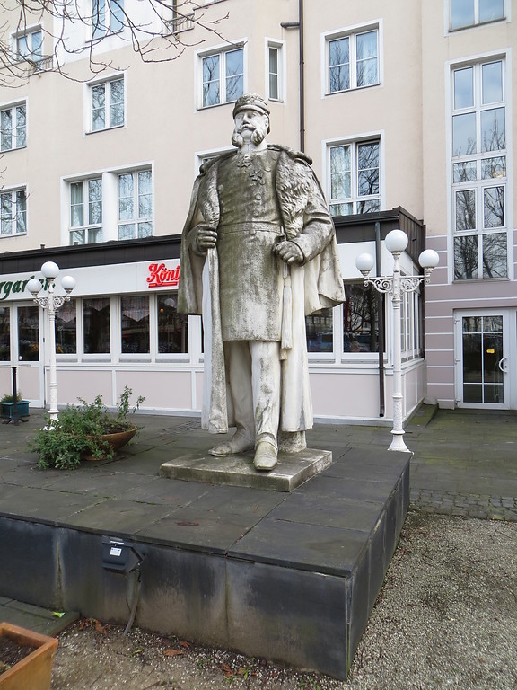 Restaurierte Statue von Kaiser Wilhelm I. vor dem Residence Hotel