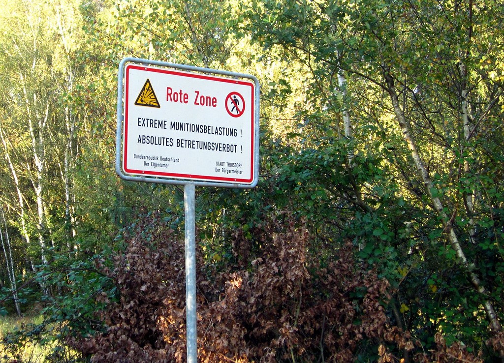 Warnhinweis "Rote Zone!", militärisches Relikt in der Wahner Heide (2011)