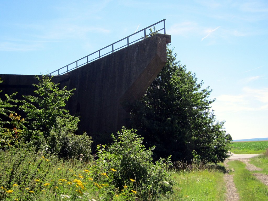 Ein Bauteil der unvollendeten Autobahnbrücke ("Soda-Brücke") bei Euskirchen (2012).