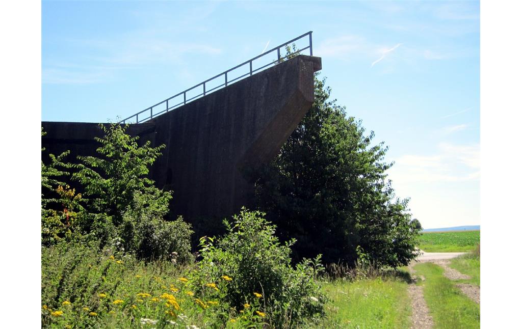 Ein Bauteil der unvollendeten Autobahnbrücke ("Soda-Brücke") bei Euskirchen (2012).