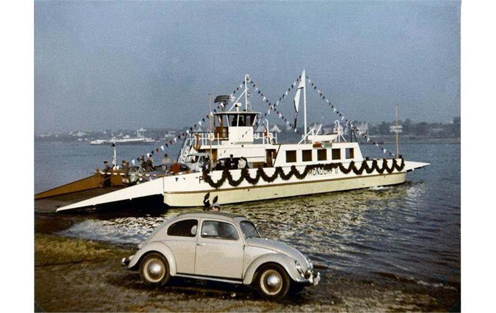 Jungfernfahrt der festlich geschmückten Rheinfähre "Mondorf II" von Graurheindorf nach Mondorf (1958).